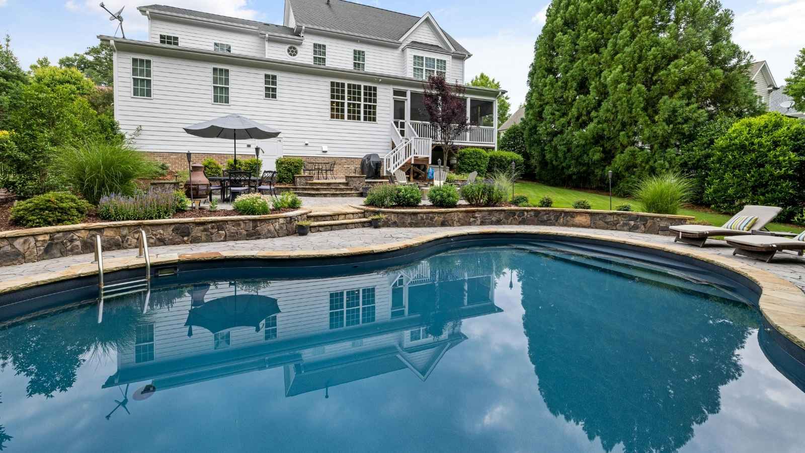 Neighbors Built an Entire Swimming Pool on His Property—Then Made a Catastrophic Legal Mistake Nice pool behind a two story home