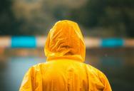 Man Refuses to Take Back Stranger’s Shopping Cart After Heated Rainy Parking Lot Encounter
