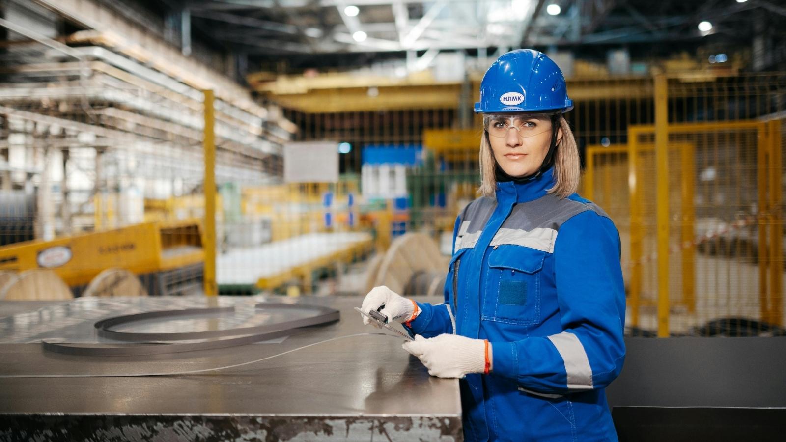 Warehouse Employee Shares Phone Number With Manager, but He Reports Her to HR After Realizing What Happened Woman warehouse worker confused why she got called into HR