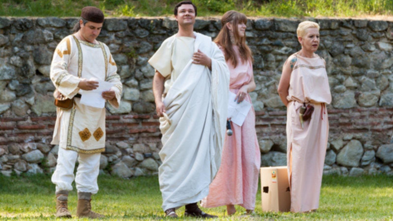 A School Ordered Students to Dress Like The 40s—Until a Student Showed Up in a Toga From 40 CE and the Principal Called the Cops Toga party