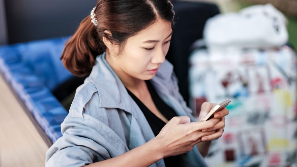 teenage girl texting