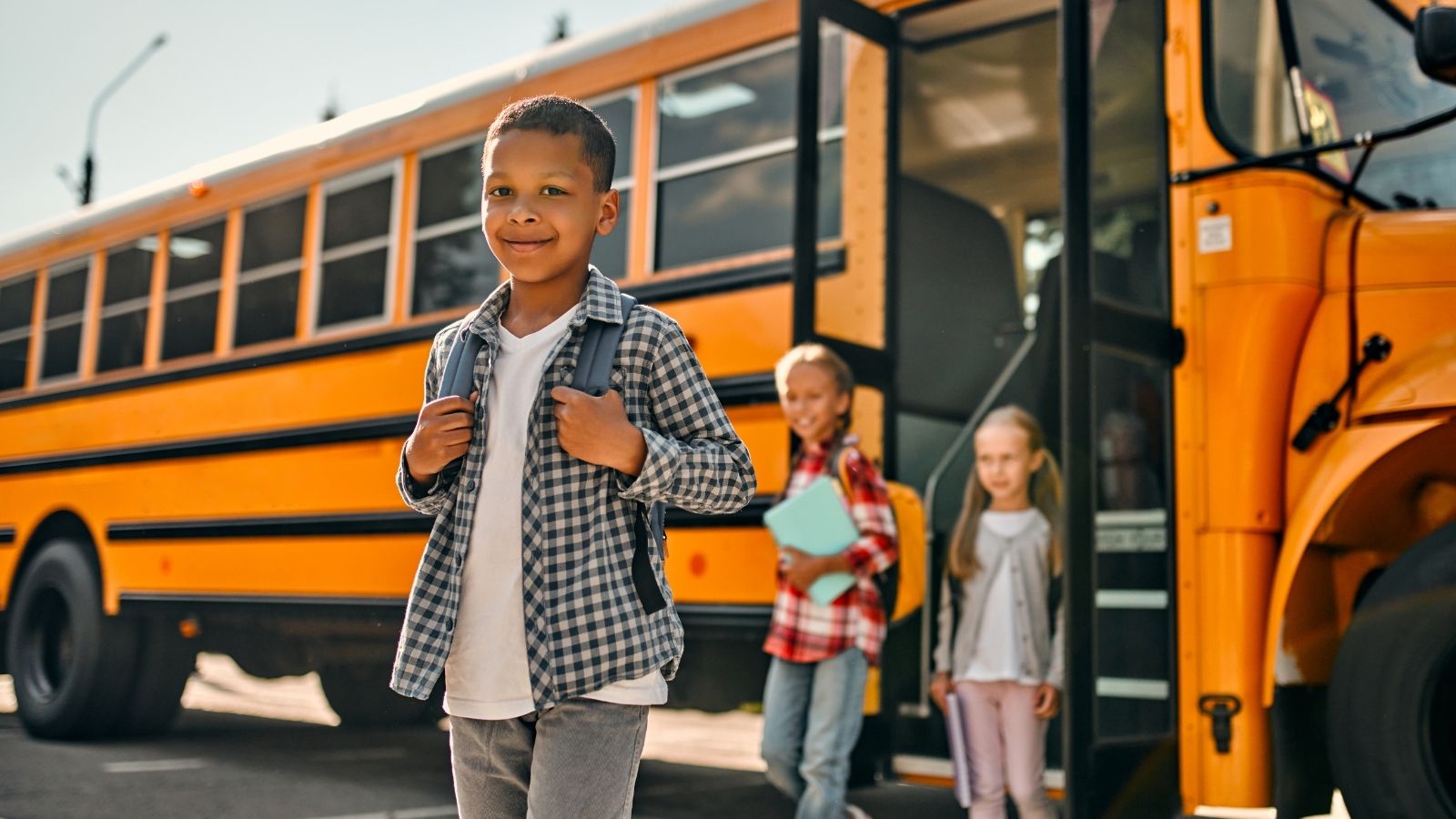 kids getting off a school bus