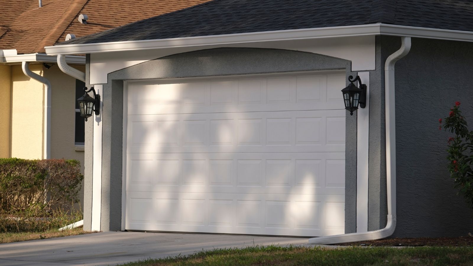 HOA Demands Every Single Homeowner Stay Home on a Tuesday for Repairs—Then Faces an Immediate Neighborhood Revolt Over Lost Wages garage door on a house