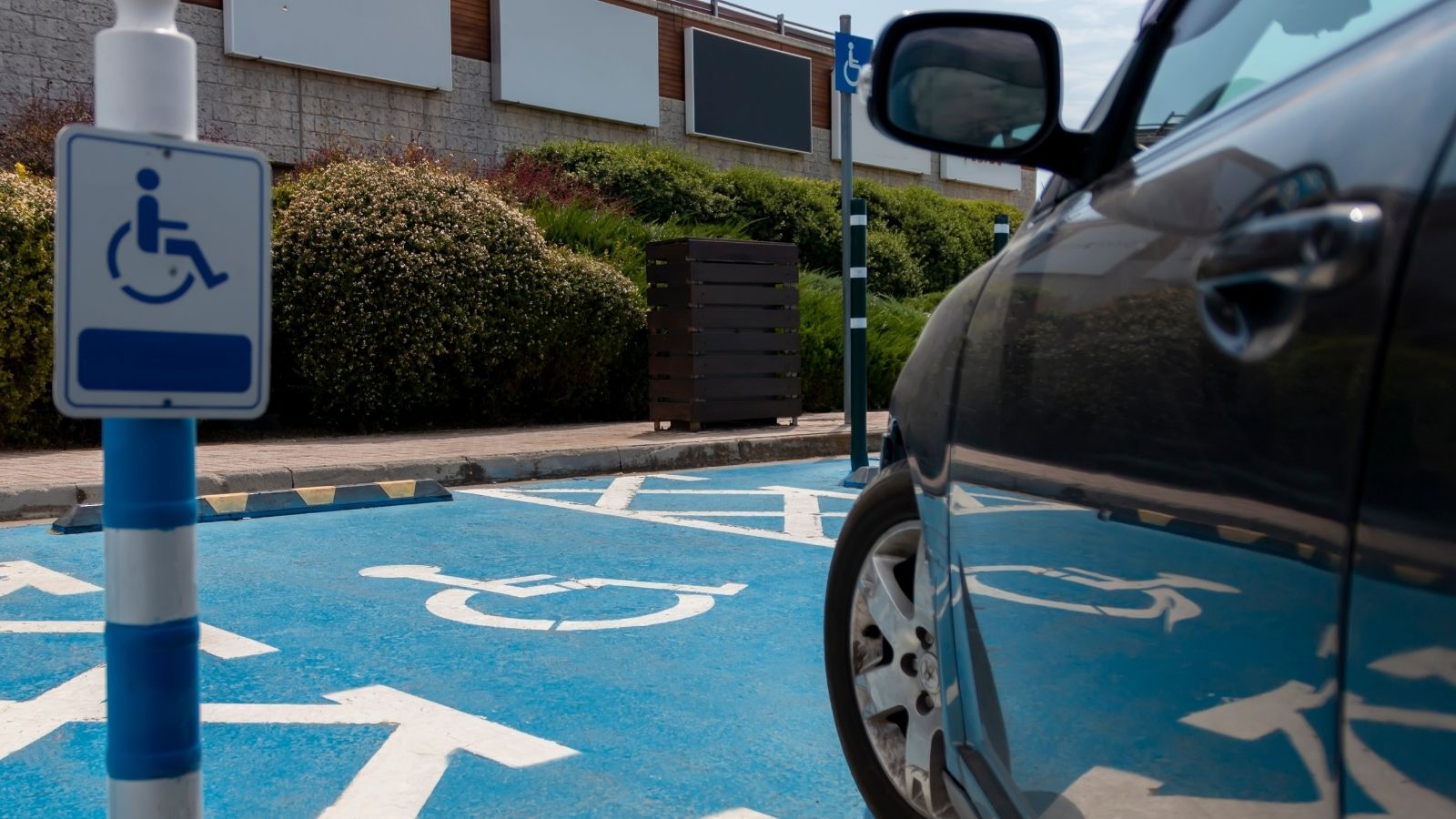 The Ultimate Parking Payback: Arrogant Karen Refuses to Move From Disabled Spot, Unknowingly Trapping the Police Chiefs Mother car pulling into handicapped parking spot