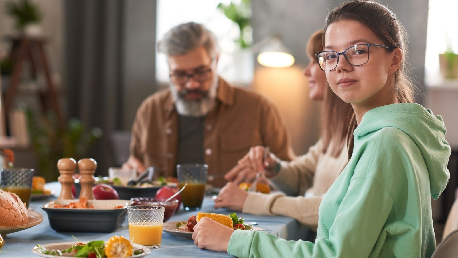 Daughter Silences Her Defensive Father After Years of Gross Table Manners teenage girl eating dinner with her family