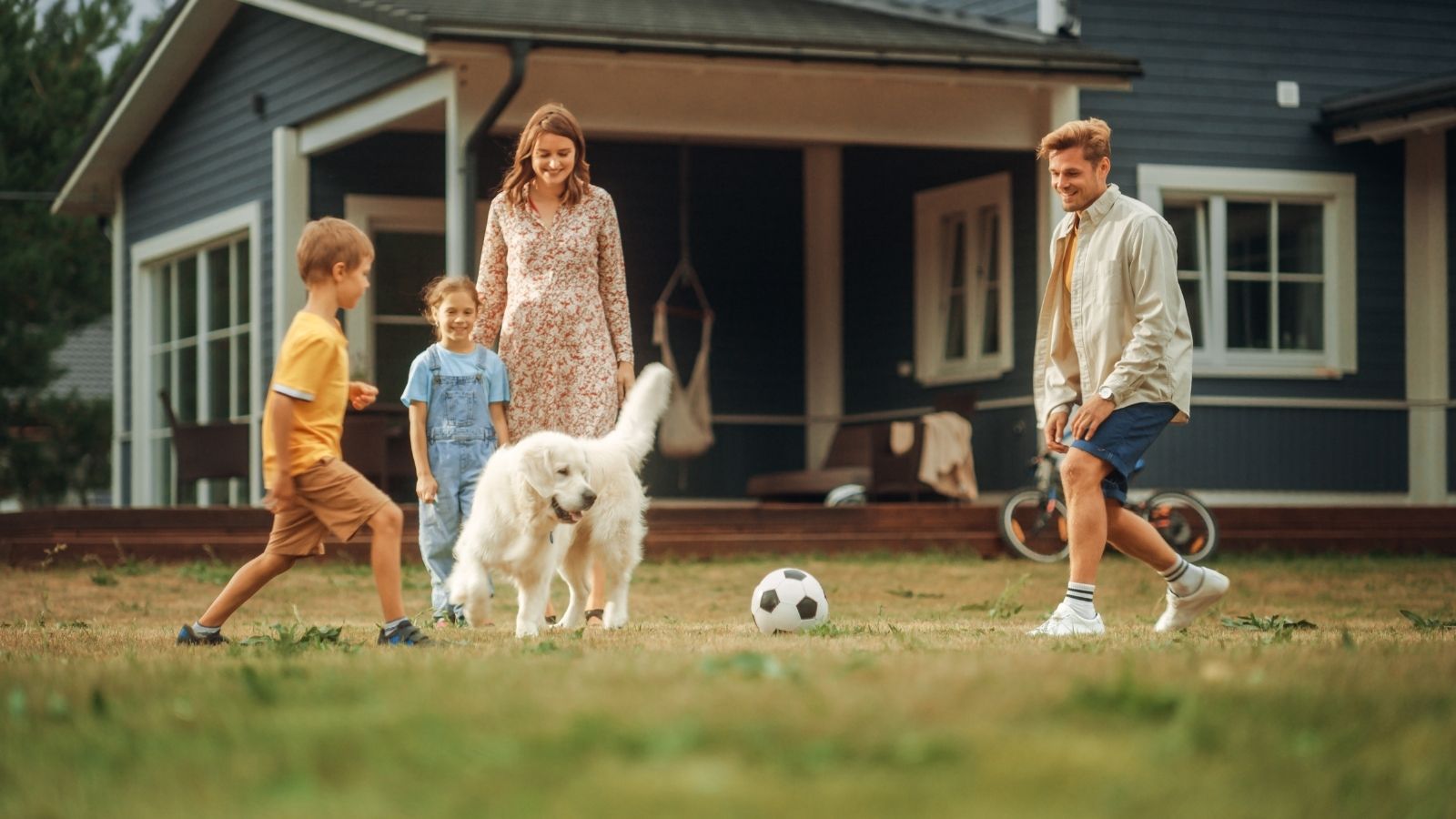 Homeowner Leaves Note Asking Neighbors to Stop Hitting Cars With Balls, Sparking Unexpected Backlash family playing soccer in the front yard