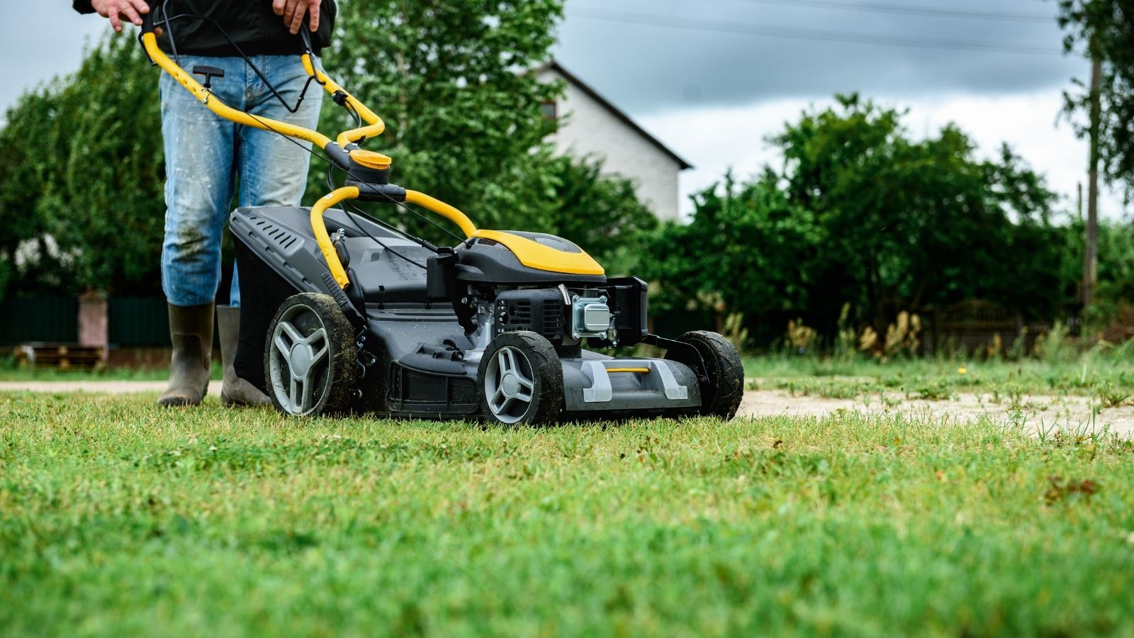A Neighbors Lawn Guy Kept Mowing Across the Property Line—Until the Homeowner Started Doing the Exact Same Thing to Them gardener mowing