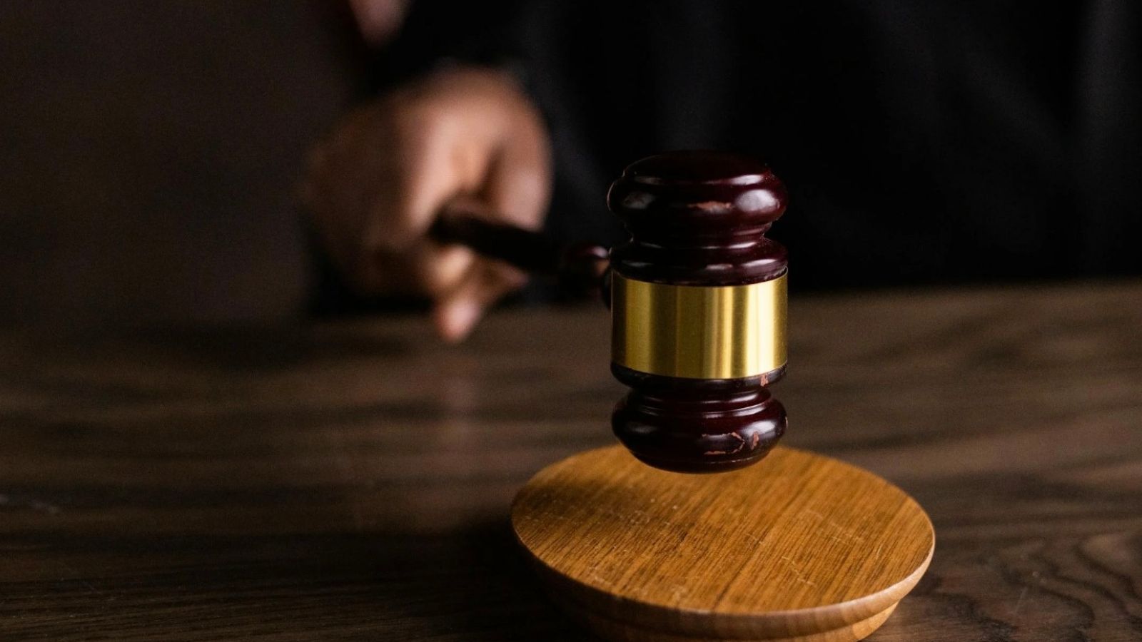 A Failed Restaurant Deal Led Two Friends to Court, Uncovering Surprising Lies Behind the Franchise judge banging gavel in courtroom