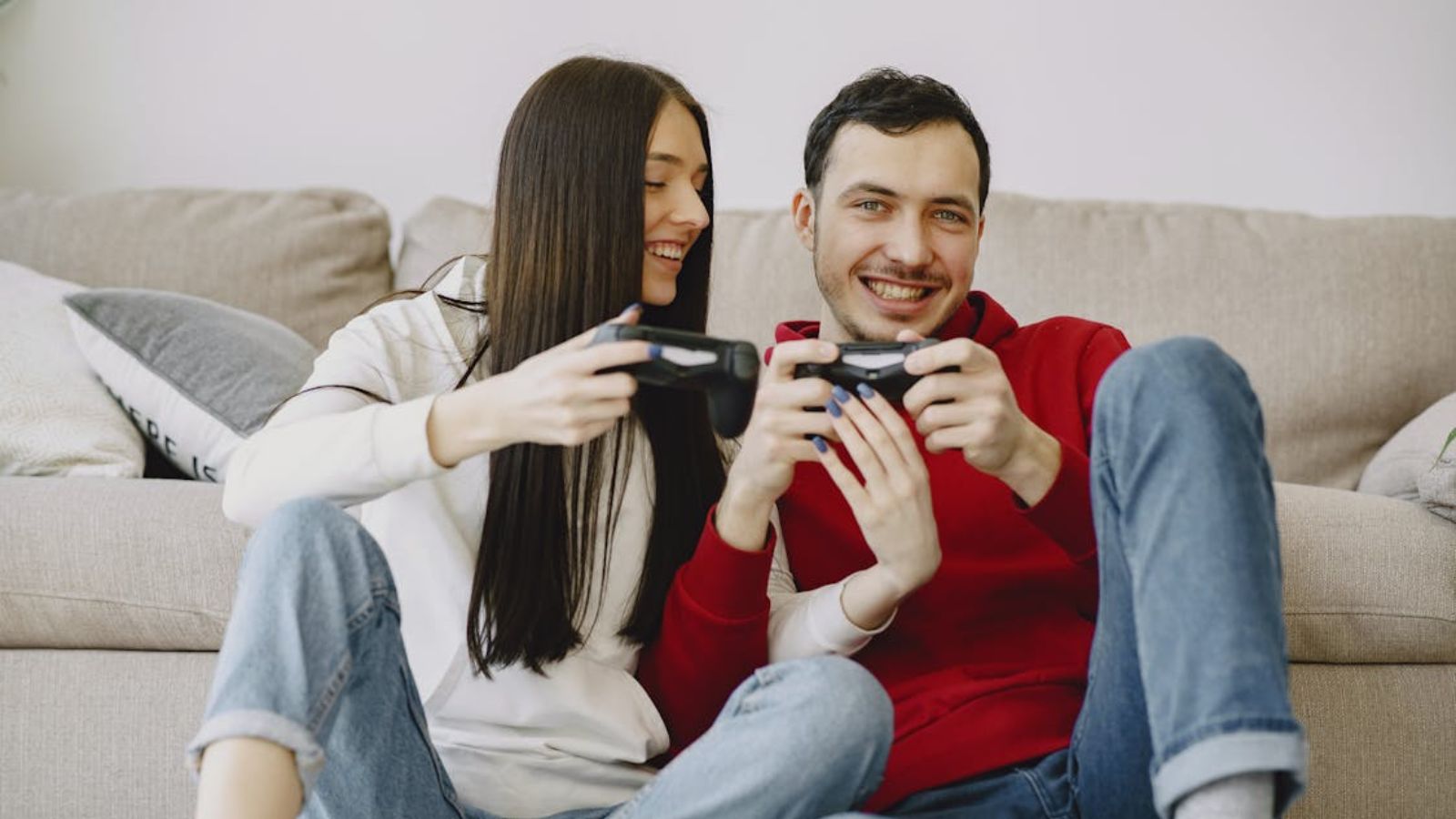 She Set Boundaries on Her Son’s Girlfriend Visiting Almost Every Day, but Faced Backlash From Her Upset Teen Teenage girl and boy plahying video games at home