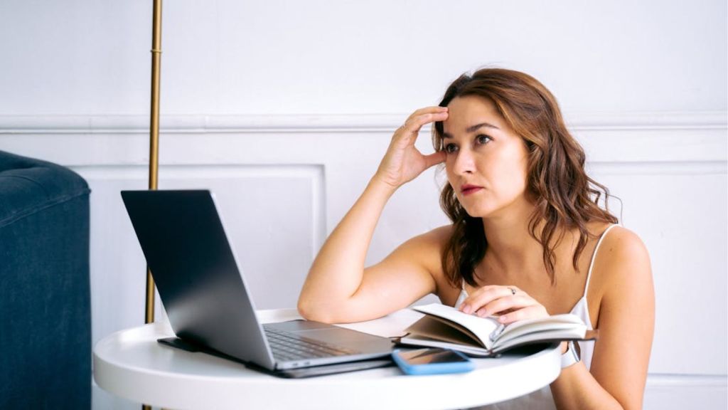 Problematic woman in front of her laptop