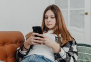 “Give It Back!”: Teenager Left in Tears After Her Aunt Confiscates Her Phone and Triggers an All-Out Family Feud