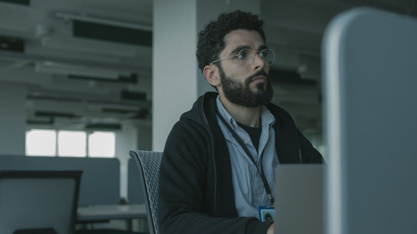 Employee Avoided All Office Gossip to Protect His Peace—Until He Realized the Strategy Made Him Invisible to Bosses Man working in an empty office