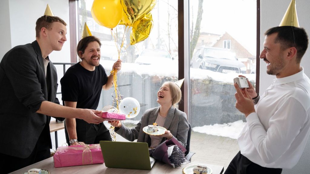 Employees celebrating birthday in the office