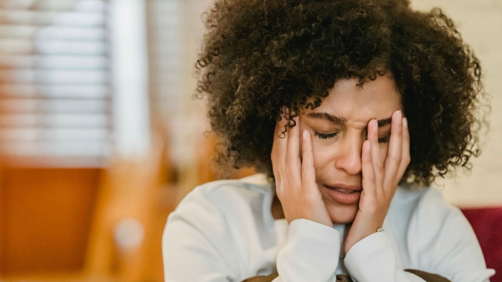 The Grief Mismatch: How a Mother’s Dementia Loss Triggered a Bitter Marriage Standoff Over a Single Careless Phrase upset woman