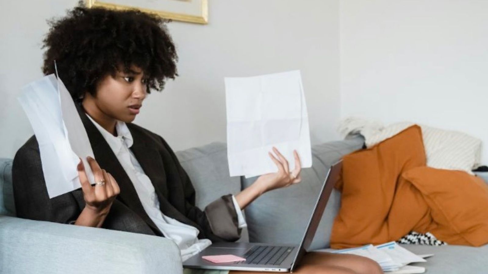 The Final Lifeline: How a Terminal Cancer Diagnosis Turned a Simple Billing Dispute Into a Heartbreaking Family Standoff frustrated woman looking at bills and her computer