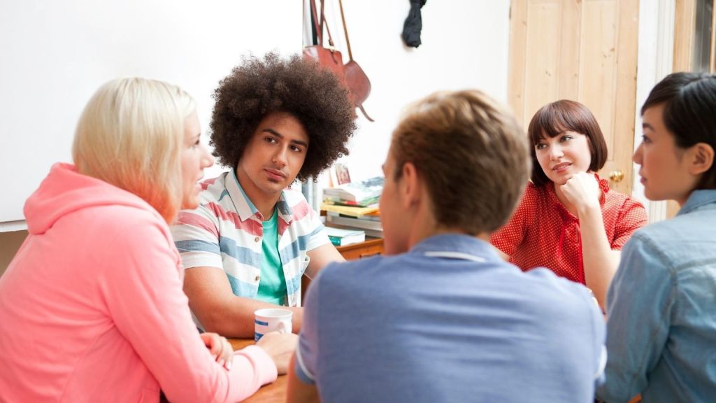 five housemates talking