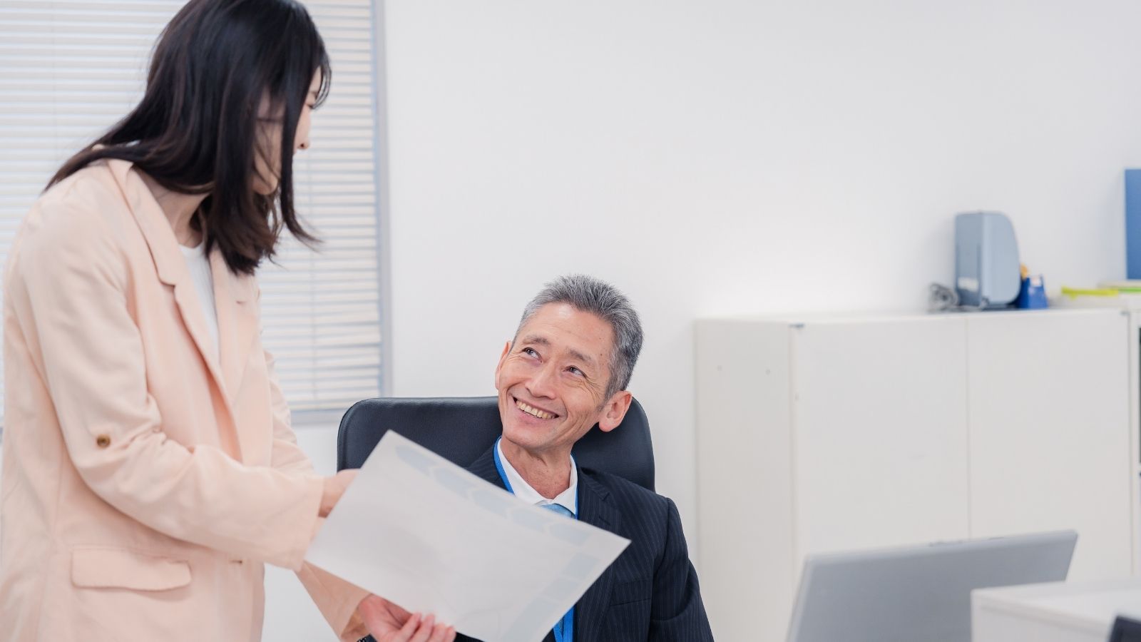 female employee talking to male boss