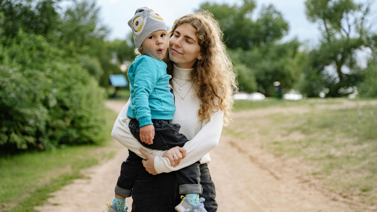 A Total Betrayal: Why One Father Is Refusing to Forgive His Wife for Her Secret 1st Birthday Plans Woman holding a child