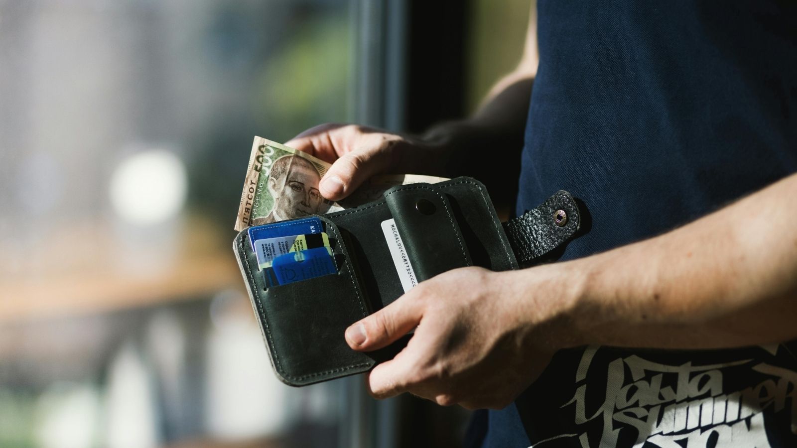 Friend Breaks Beloved Tablet Pen, Repair Decision Sparks Conflict With Passive Mother Man taking cash out of his wallet