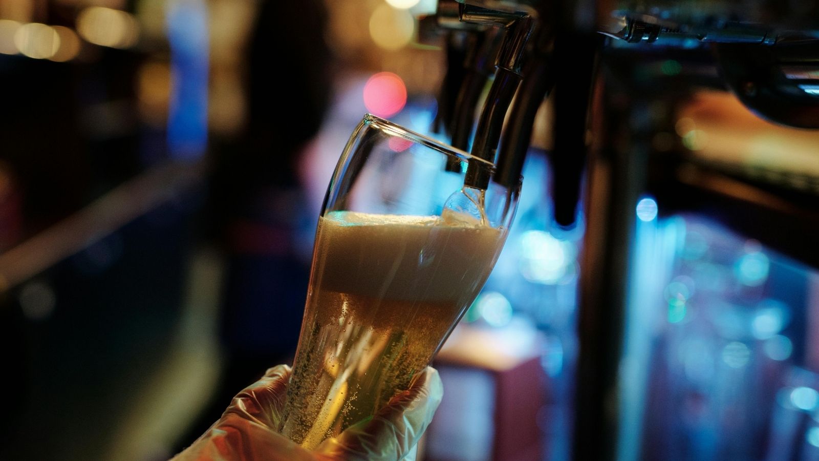Bar Server Takes Customer’s Request Literally, Leading to a Shockingly High Bill Beer being poured from tap into pint glass