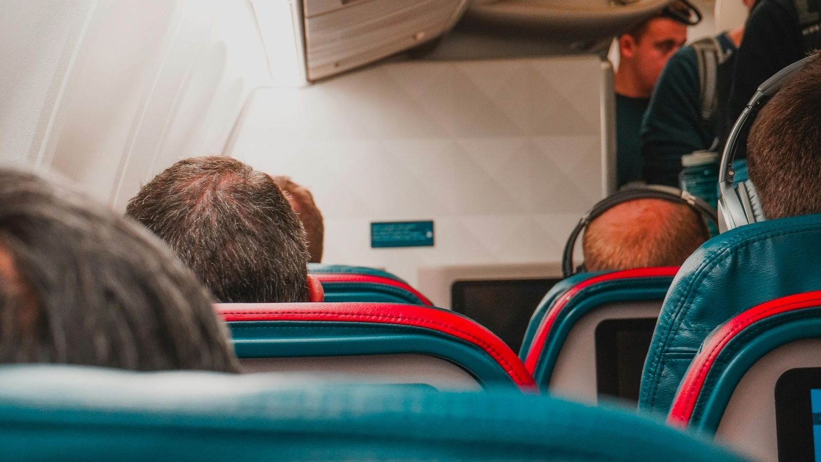 The Boarding Gate Battle: How a Passengers Unhinged Race Against an Elderly Couple Exposed the Worst of Airport Culture Airplane passengers in seats while other board