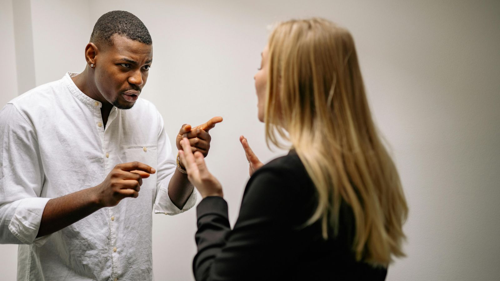 A Bride Strictly Enforced a Childfree Wedding Rule—Until She Uninvited Her Fiancé’s Niece and Triggered a Mass Family Boycott Man and woman arguing