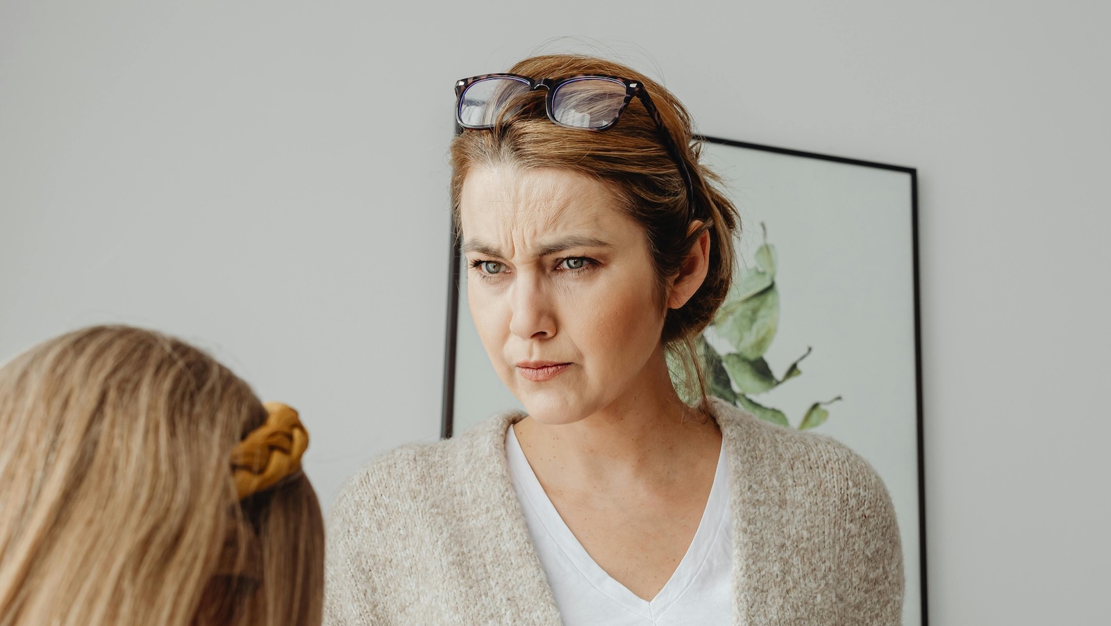 The Vacation Trap: Why a Father’s Emergency Extraction of His Daughter From a Family Trip Sparked a Major Custody War angry mom about to yell at her kid