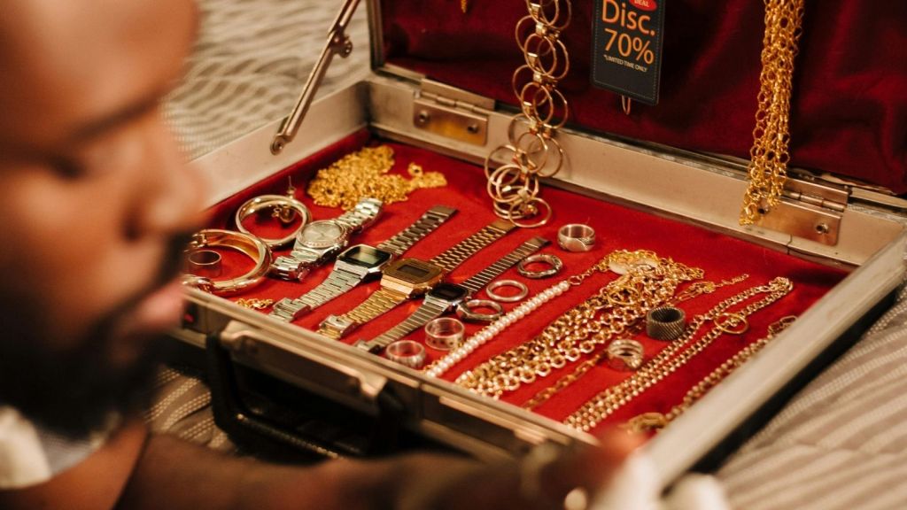 buying jewelry a pawn shop