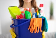 “I Only Have a Mop”: The Hilarious Standoff Between a Confused Customer and a Teenager Just Trying to Clean the Floors