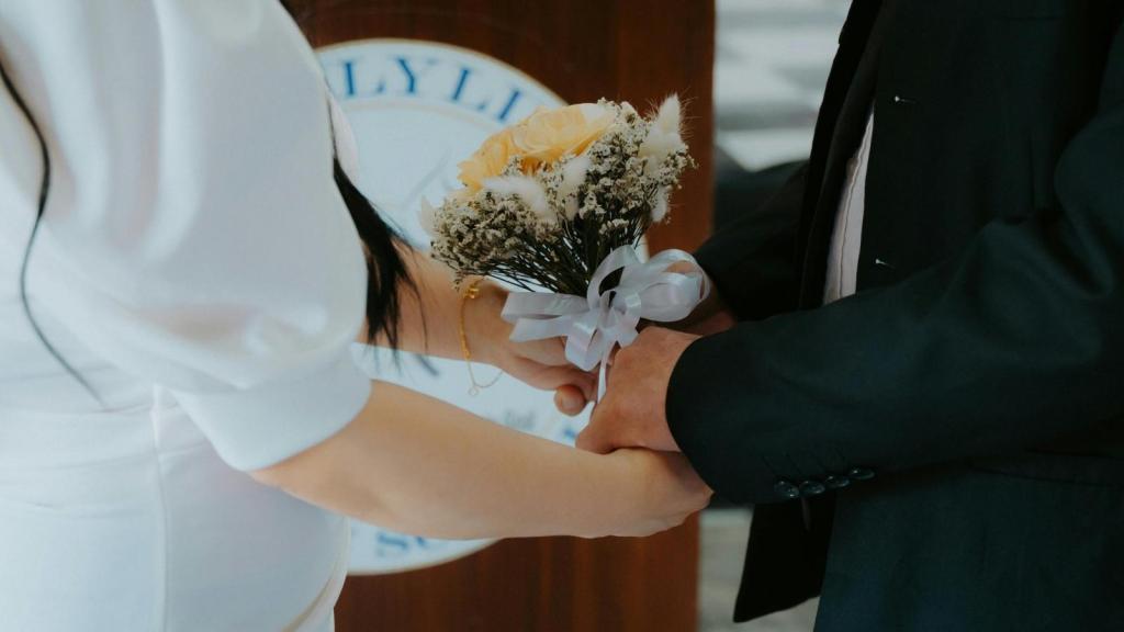 closeup shot of wedding bouquet at courthouse