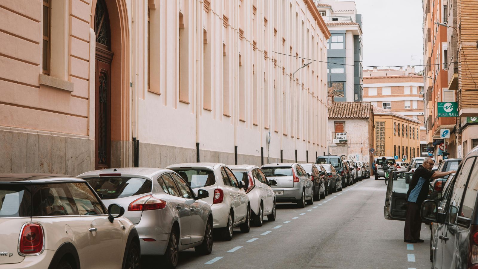 Man Scores a Premium Parking Spot Close to His Destination—Then Returns to Find an Entitled Driver Blatantly Boxing Him In Cars parked on a narrow street