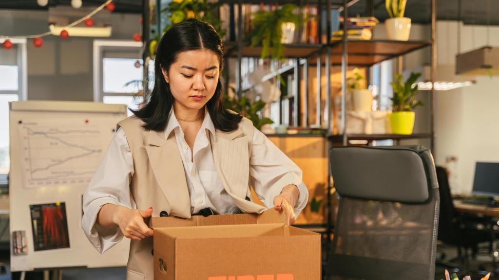 employee packing up her desk