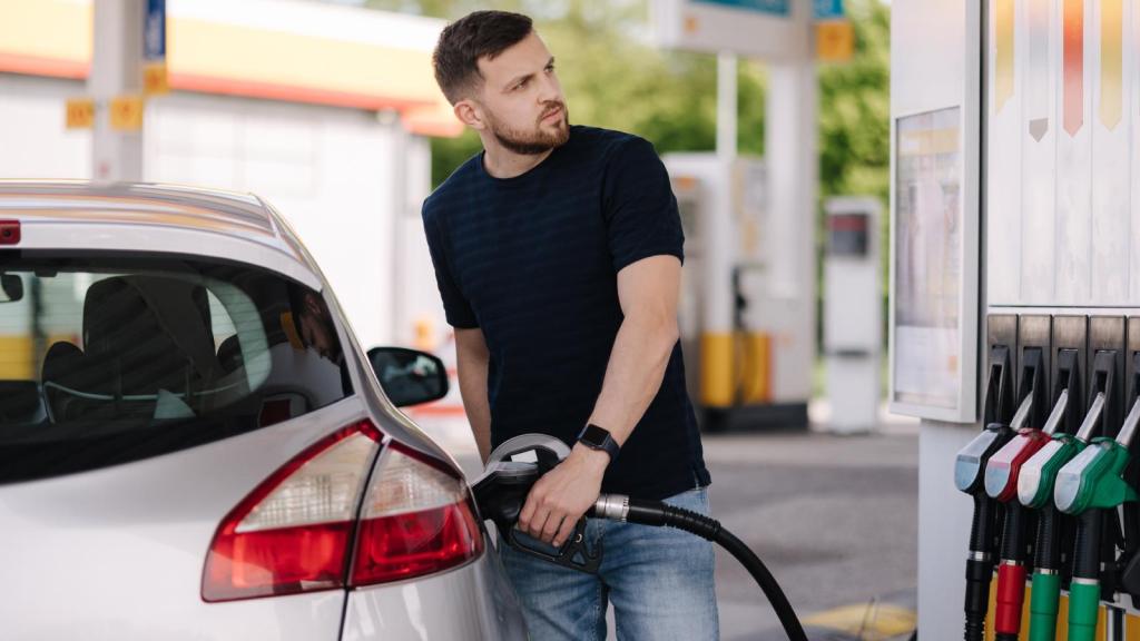 man putting gas in his car