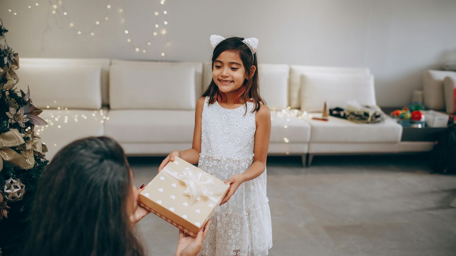 Childfree Aunt Considers Stopping Generous Gifts After Years of Supporting Siblings’ Milestones little girl getting a gift