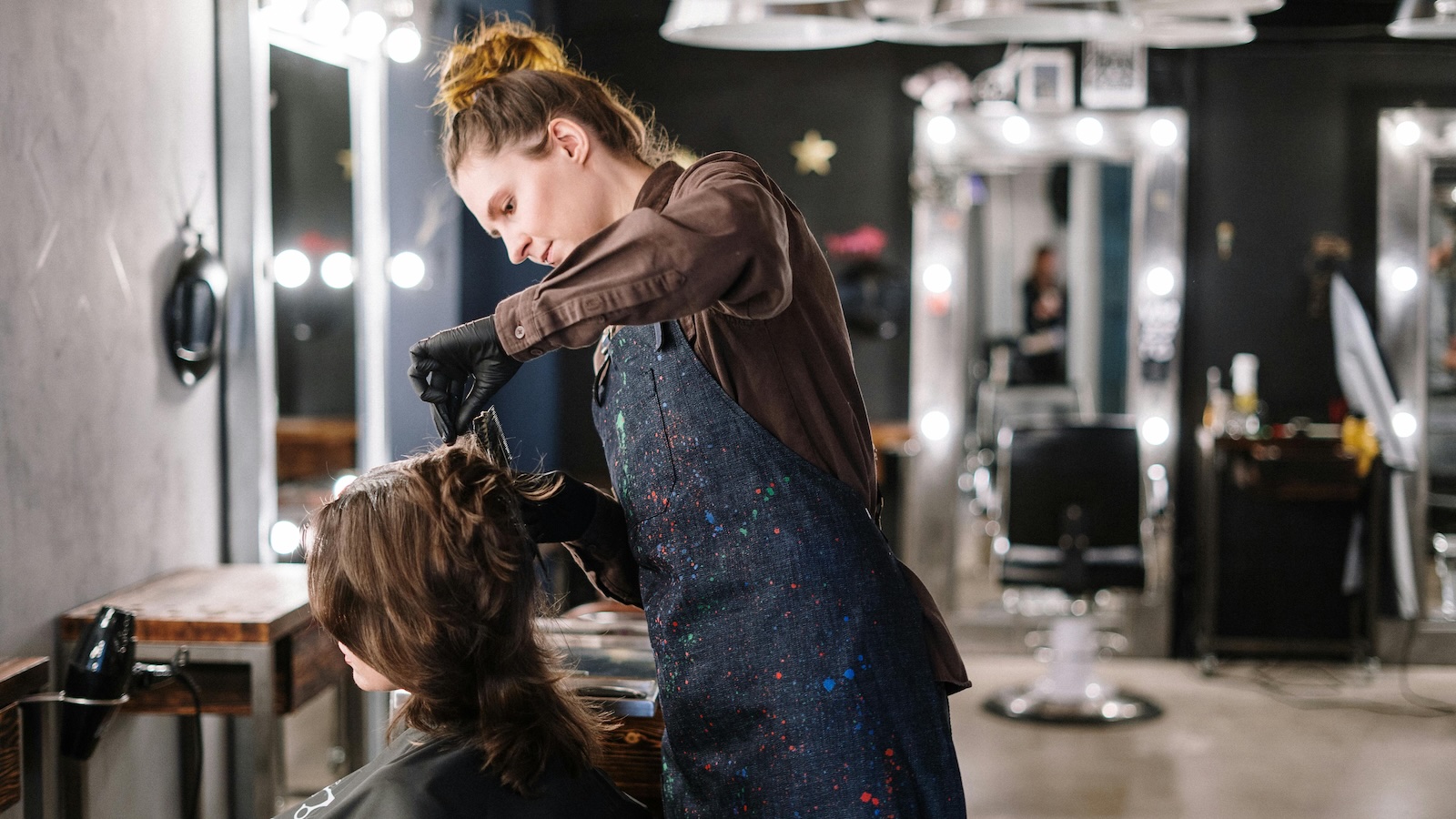  A Hair Stylist Realizes Her New Client Is Married to Her Ex, and Now She Faces a Difficult Choice