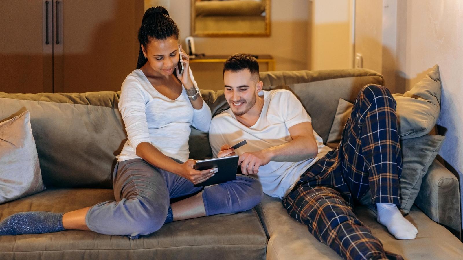 The Couch Trap: Why a Late Night Conversation Between a Man’s Partner and His Best Friend Ignited a Massive Friendship War man and woman hanging out on the couch