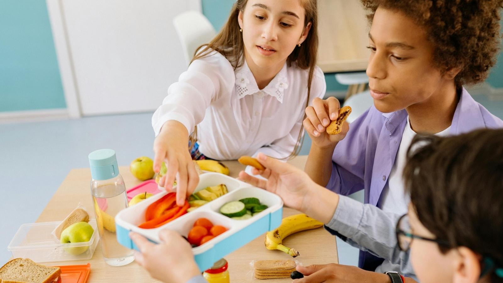 middle school kids eating lunch