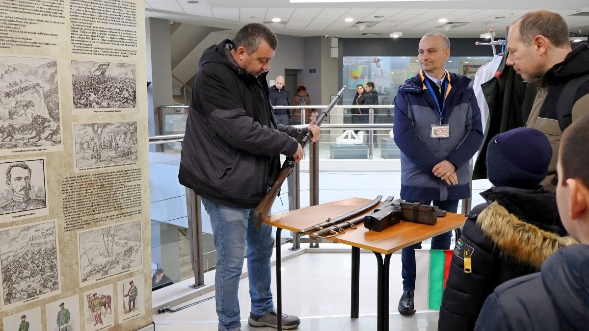 “Army Stuff?”: The Moment a Museum Employee Realized He Couldn’t Be Polite to...