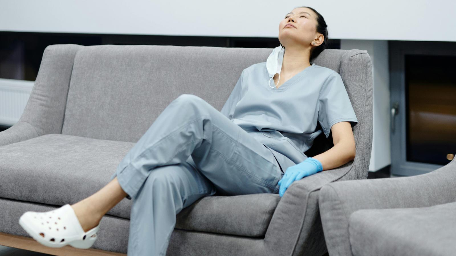The Introvert’s Checklist: Why One Medical Student’s Choice to Eat Alone Triggered a Drama in the Cafeteria nurse with her eyes closed