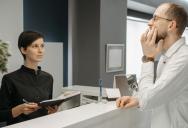The Computer Doesn’t Lie: Why a Hotel Guest Was Left Speechless After Challenging Staff Over a Wrong-Night Booking