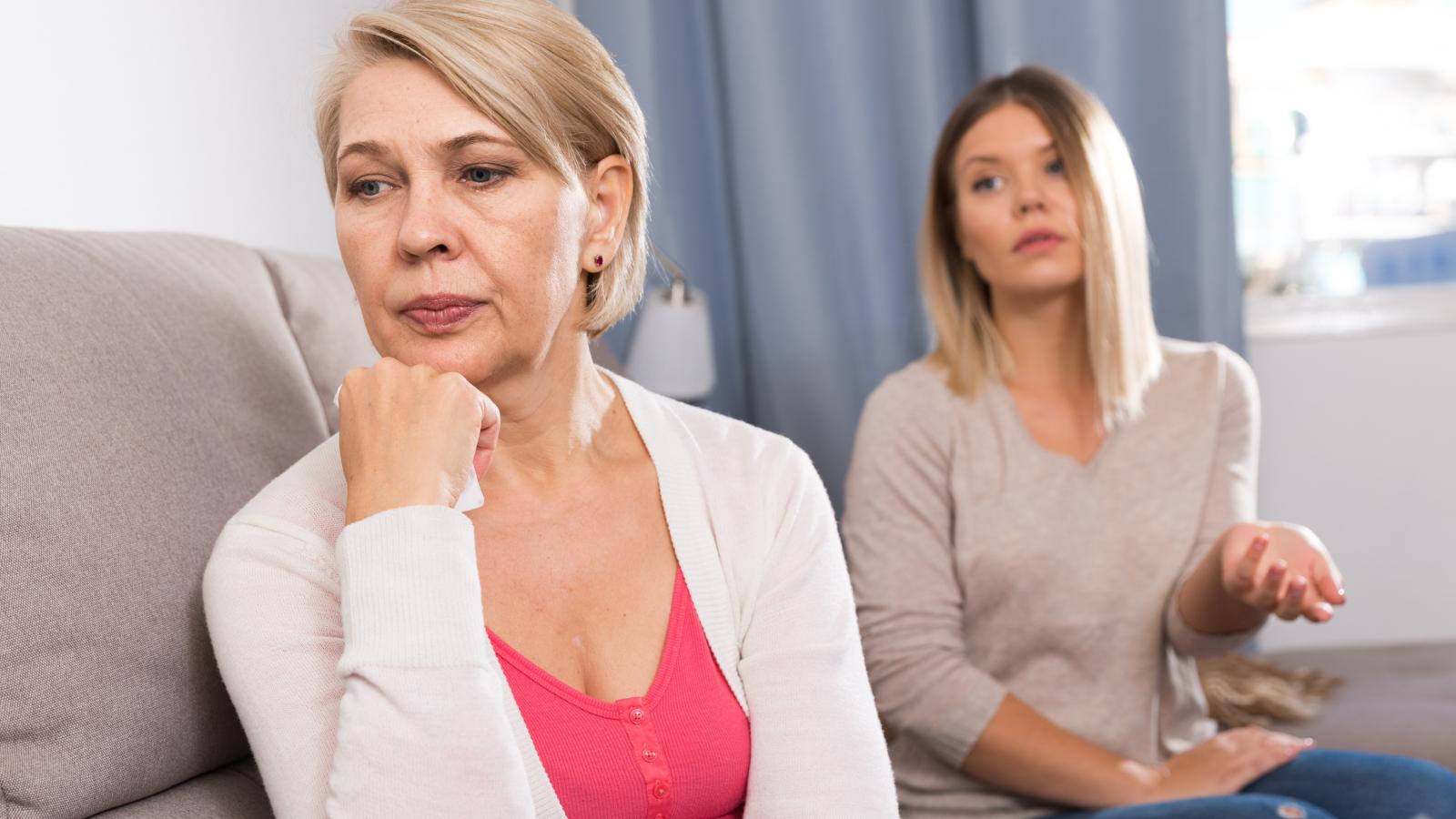 The Breakfast Trap: Why a Mother’s Constant Criticisms of Her Daughter’s Overnight Guest Triggered an Explosive Family War woman talking with her mom