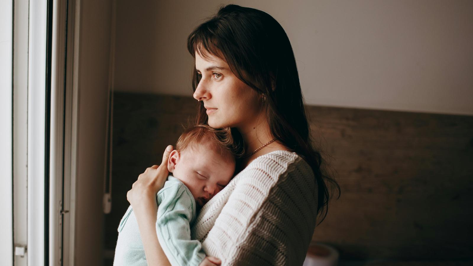 The Summer Custody Trap: How a New Mom Defied Her Boyfriend’s Family When They Demanded Her Baby for an International Trip woman holding a baby