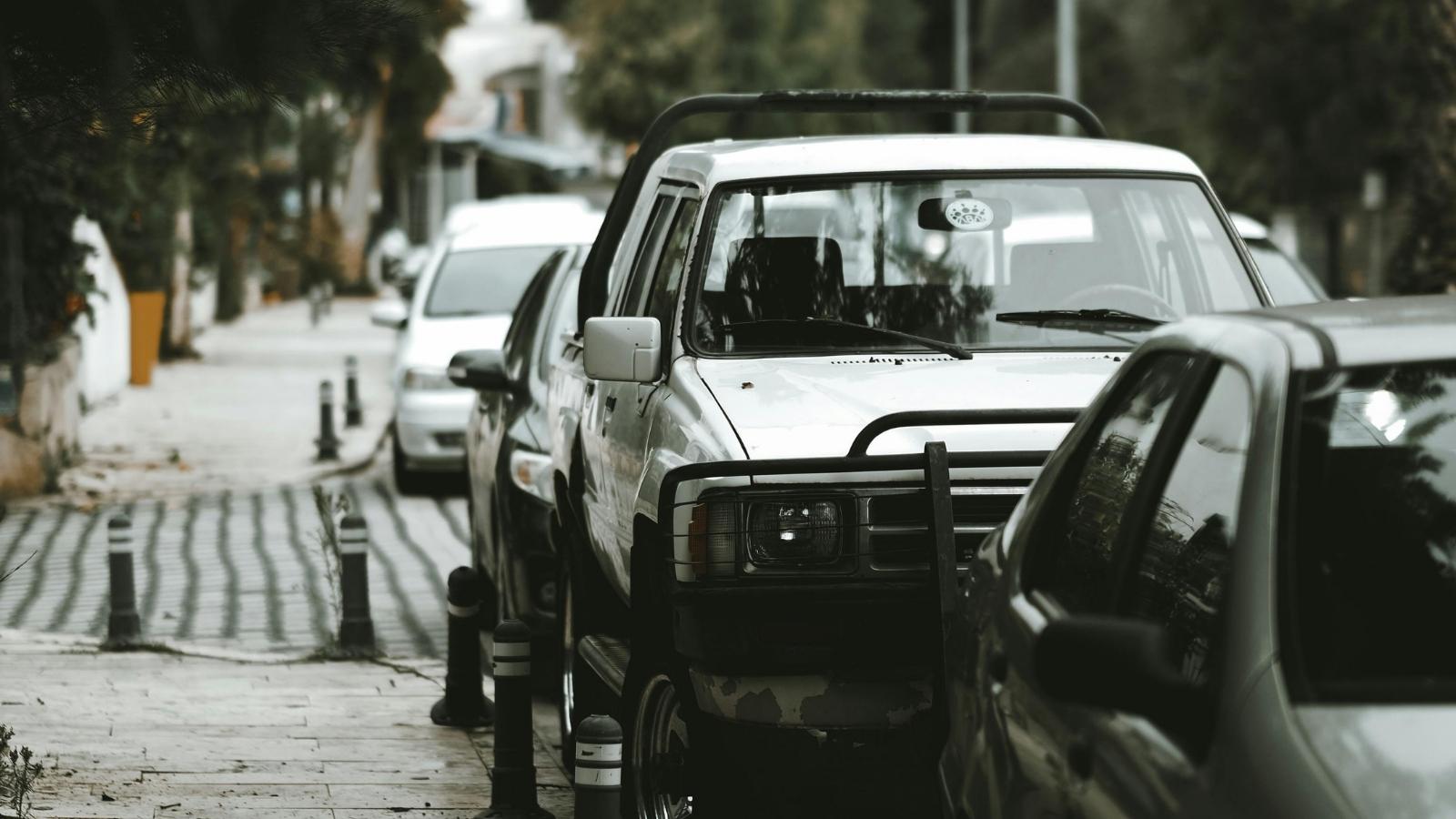A Duplex Driveway Keeps Getting Taken Over by Airbnb Guests, and the Tenant Can’t Get Help From His Landlord parked cars