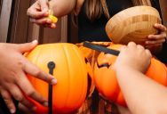 The Haunted House Haters: Why This Woman’s Halloween Treats Weren’t “Good Enough” for Her New Neighbors