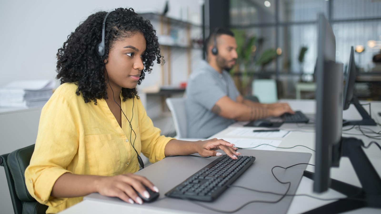 She Was Left to Handle a Difficult Customer—Until She Had No Choice but to Call Her Hesitant Manager woman working at a computer