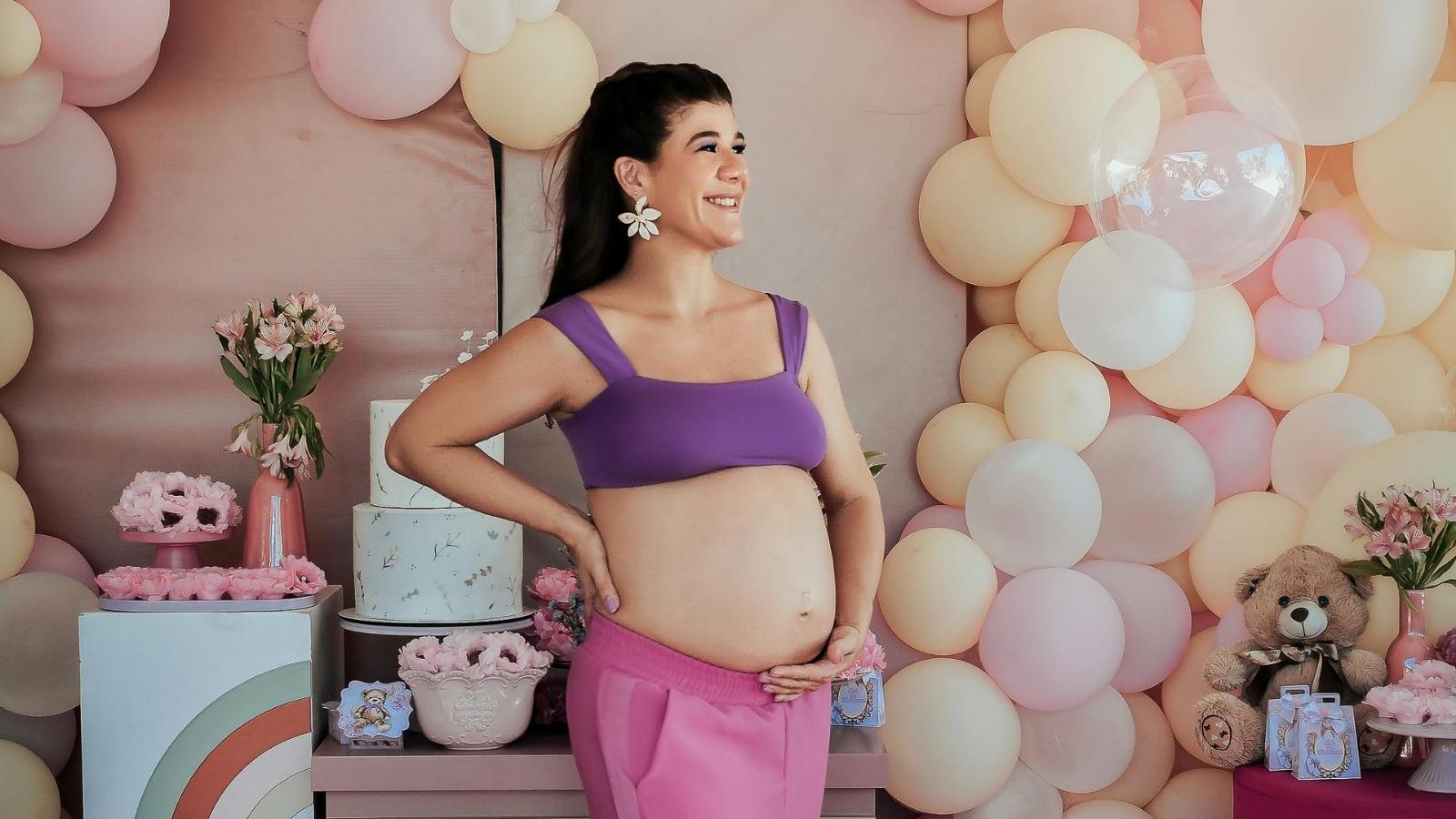 pregnant woman under a balloon arch