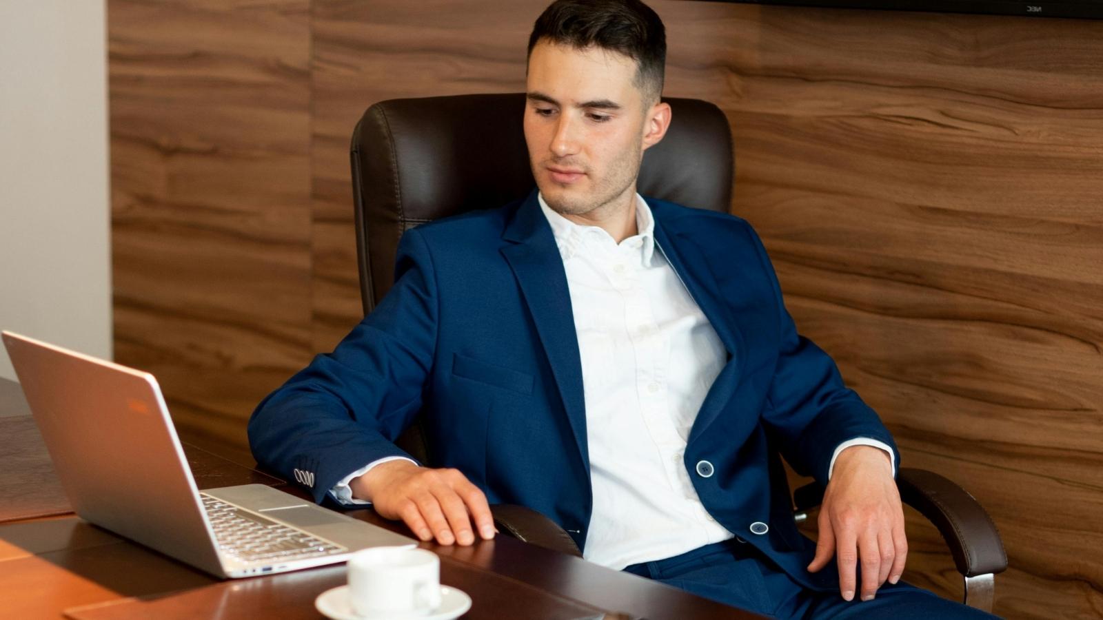 Employee Frustrated With Constant Formatting Criticism From Boss Pushes Back on Weekly Report Expectations? — GLOBAL — ERYU PROJECT