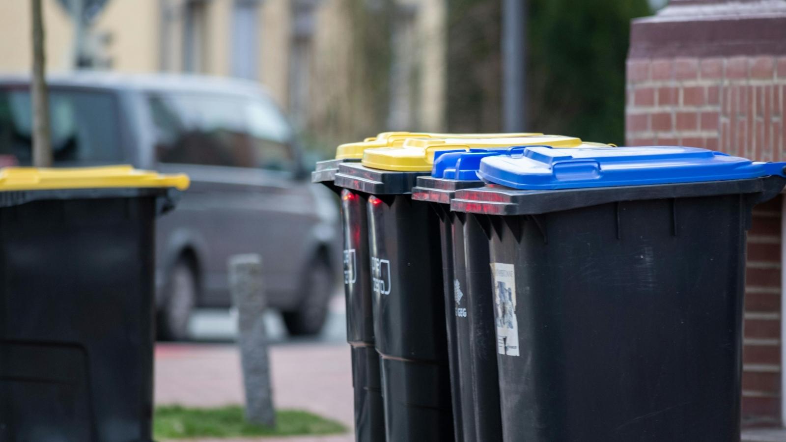 After a Polite Note Failed, a Renter Escalated a Gross Trash Dispute Into the Ultimate Petty Feud trash cans sitting in front of house