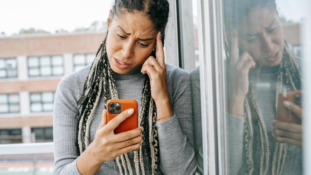 upset woman talking on the phone