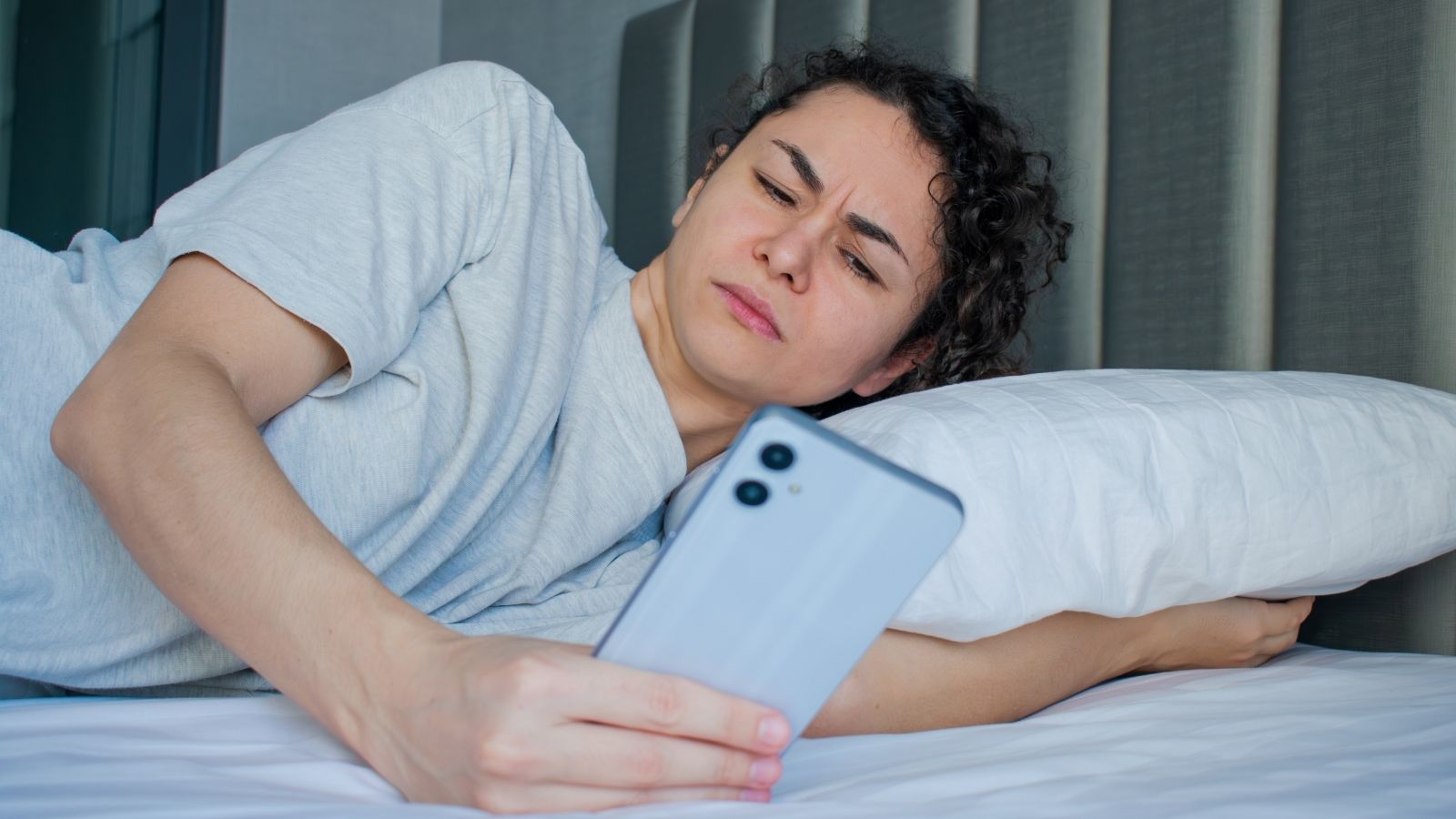 Wife Upset After Random Text Wakes Her Up, but Husband Says She Overreacted woken up by text